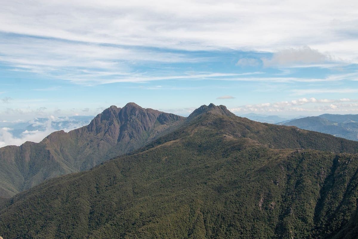 Pico dos Marins e Marinzinho vistos do alto do Itaguaré, acima de encostas cobertas de mata